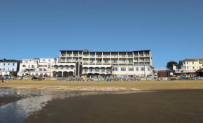 Sandringham Hotel - Seafront, Sandown - FREE Car Ferry